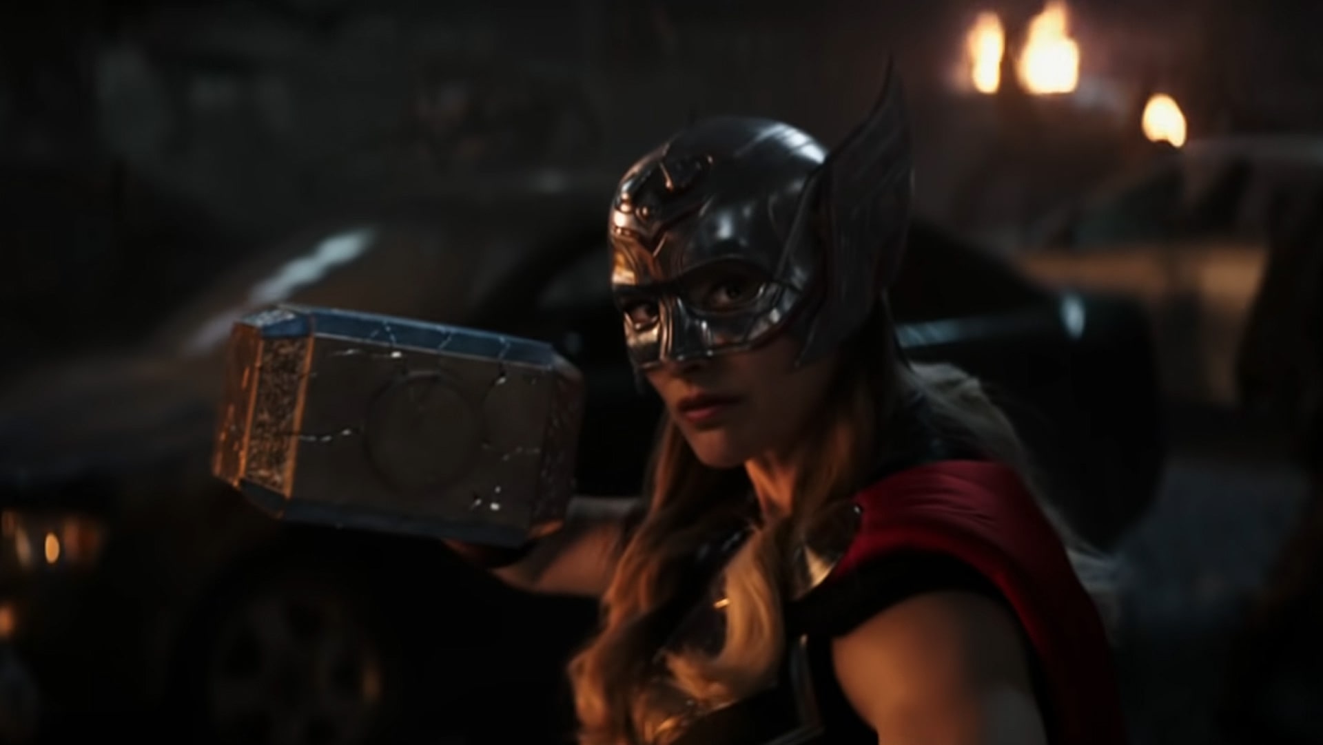 묠니르를 들고 있는 제인 포스터 모습