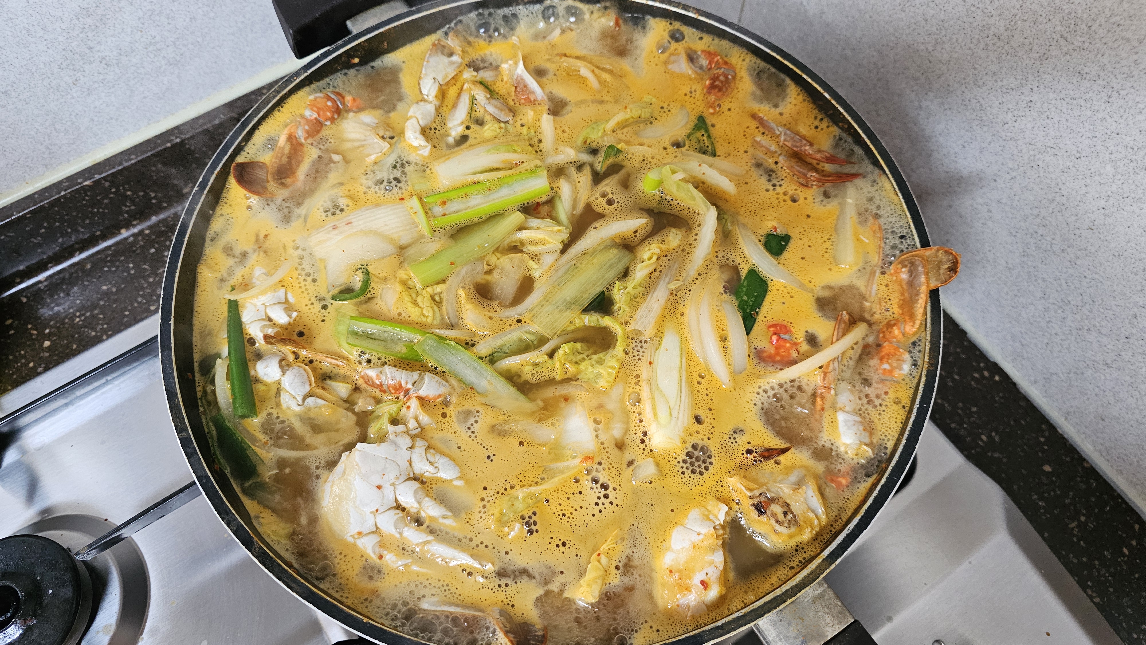 육수 완성 채소와 꽃게를 넣어 간을 마무리