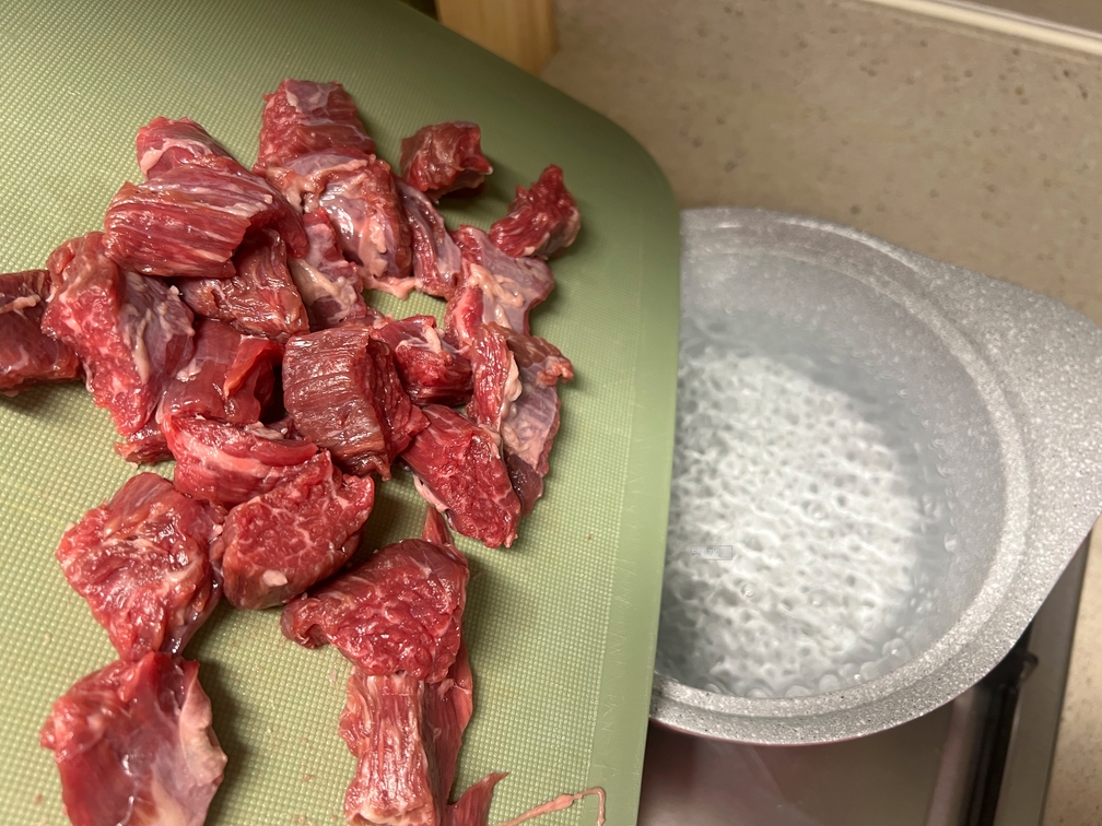 고기를 넣고 데쳐줍니다