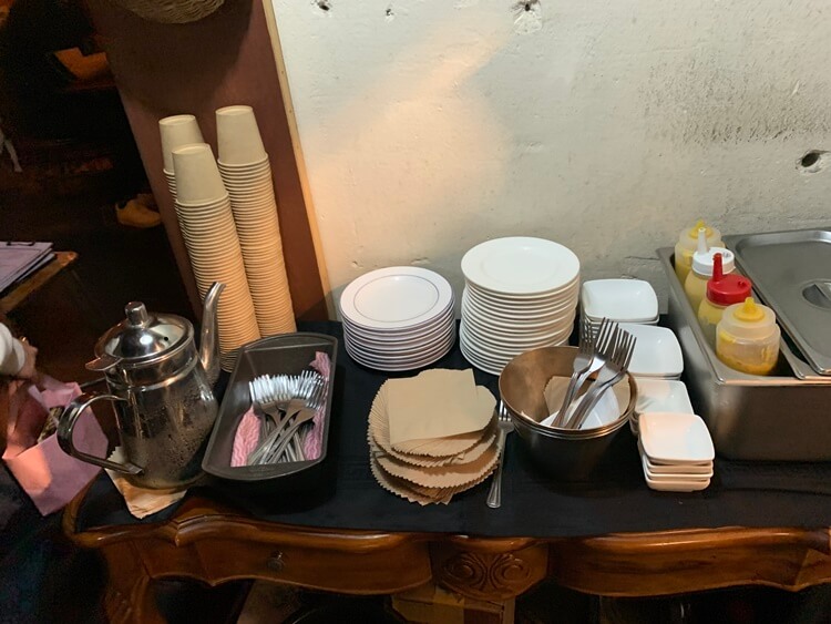 컵&amp;#44; 포크&amp;#44; 접시&amp;#44; 각종 소스 놓는 곳