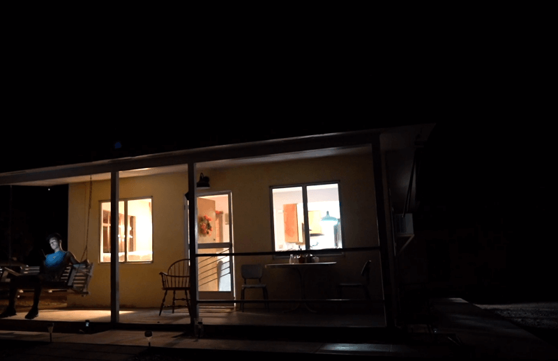 주택-집-휴식중인-남자