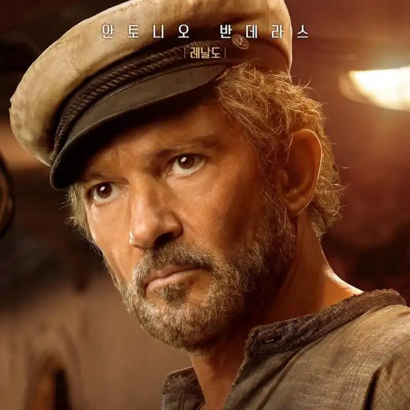 낡은 선원모자와 낡은 옷을 입고 어딘가를 응시하는 백발의 레날도