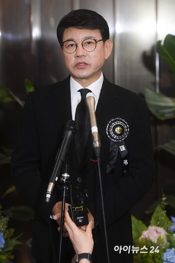 고(故) 현미(본명 김명선)의 빈소가 7일 서울 중앙대병원 장례식장에 차려진 가운데 가수 설운도가 조문을 마치고 인터뷰를 갖고 있다. [사진=아이뉴스24 포토DB]