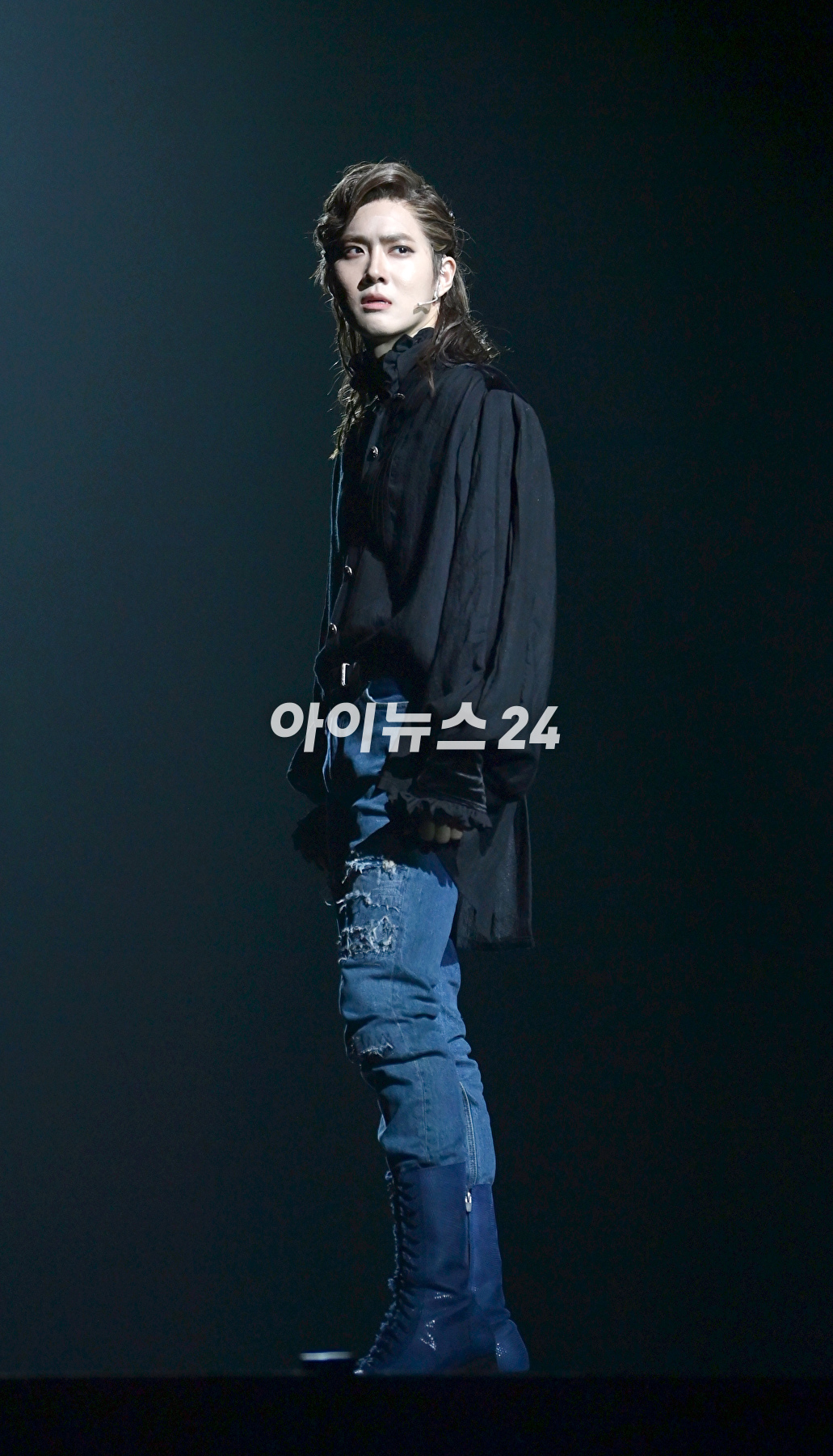 엑소 수호가 20일 오후 서울 종로구 세종문화회관 대극장에서 열린 뮤지컬 '모차르트!' 프레스콜에 참석해 열연하고 있다. [사진=정소희 기자]