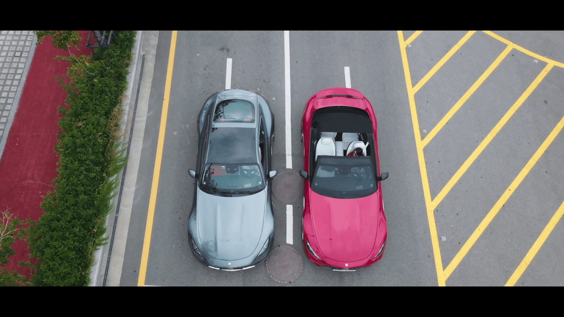 아이유-레드수트-메르세데스-벤츠-SL63-로드스터