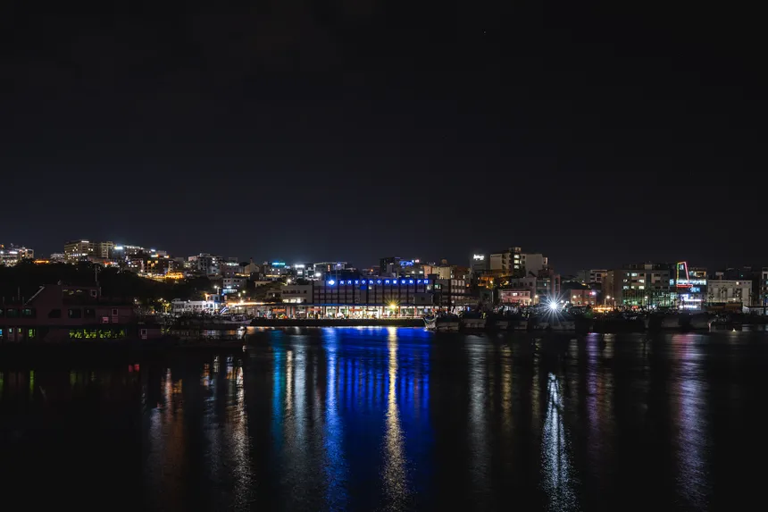 새연교 끝에서 바라본 서귀포항의 잔잔한 야경