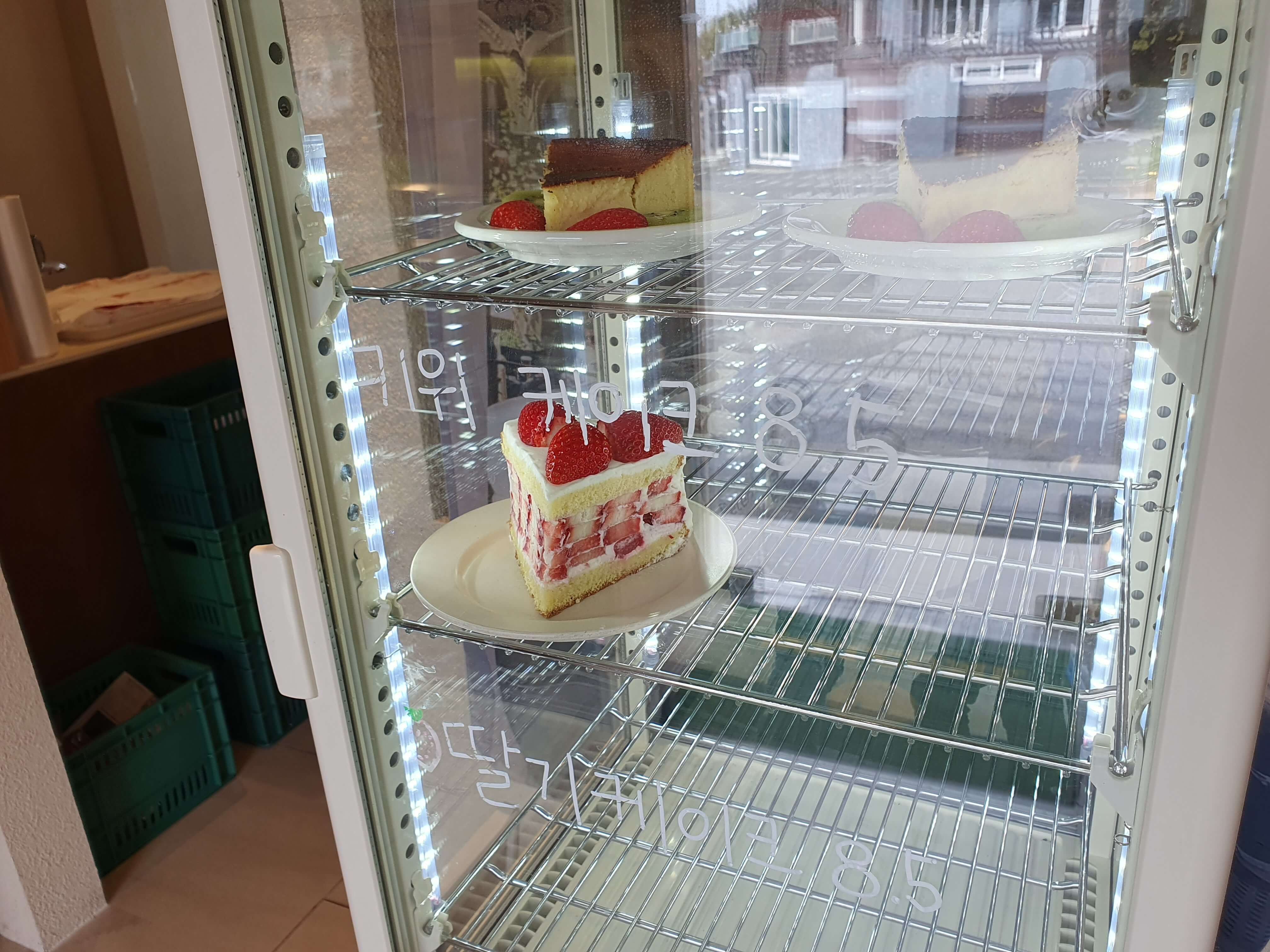 기장 일광읍(일광해수욕장) 까페 라이프라이크-진열된 케이크
