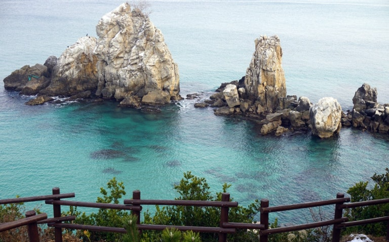 강원도 동해시 추암 해변길에서 바라본 촛대바위와 에메랄드빛 바다 풍경