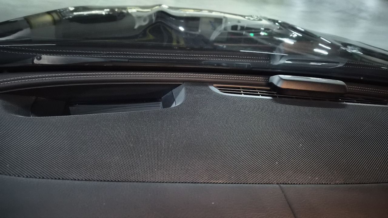 벤츠 E클래스 대시보드 상단 중앙 스피커 – 서라운드 사운드 구현