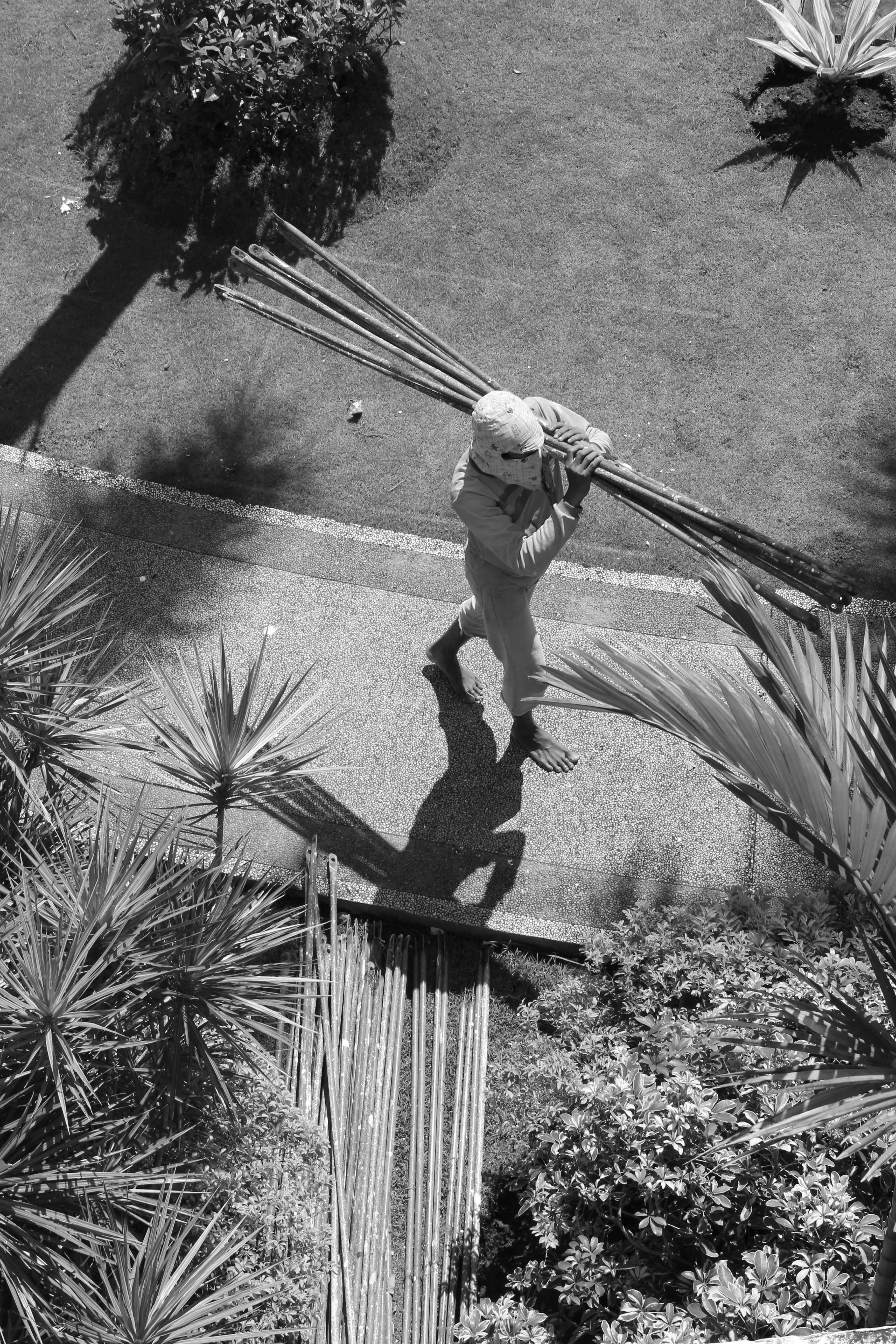 철근을 옮기고 있는 노동자를 위에서 찍은 사진