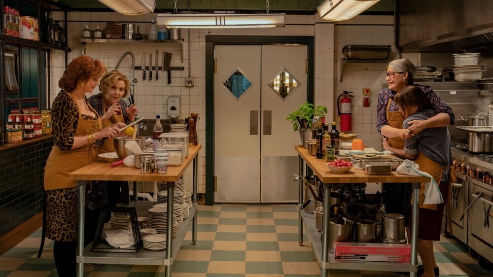 영화 논나 스틸컷 – 주방에서 논나들이 요리를 준비하며 서로 도와주는 따뜻한 장면