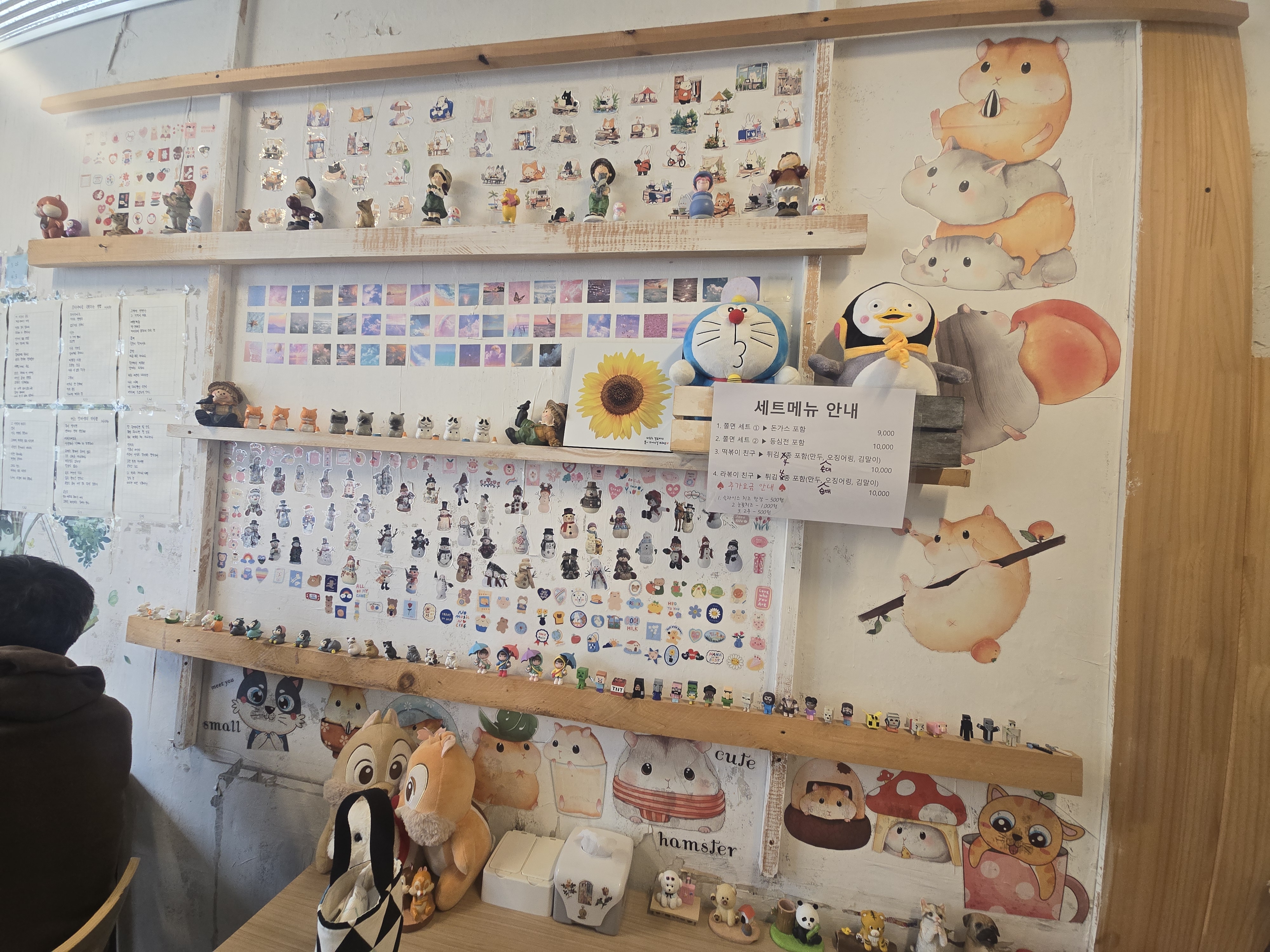장성 소소김밥 내부 피규어 인테리어