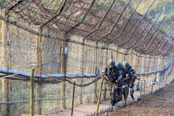 무장한 북한군의 군사분계선 침범