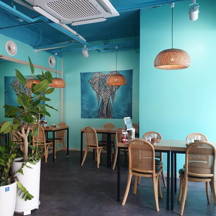 양재-피넘타이-내부는-터쿠아즈블루계열로-라탄소재-인테리어와-코끼리가-프린팅-된-장식이-있다