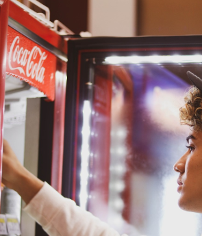 편의점에서 음료 고르는 사진