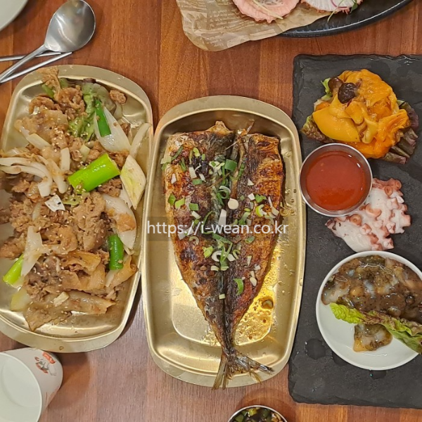 생선구이와 불고기가 준비되어 있습니다.