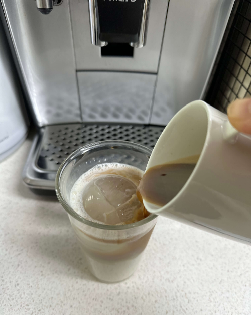 어메이징 오트 바리스타에 에스프레소 넣기