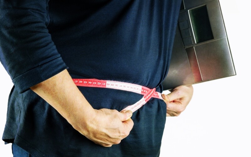 줄자를-배에-두른-모습