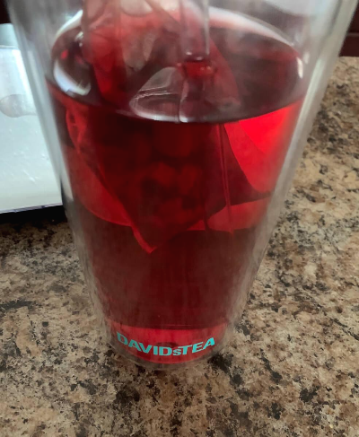 데이비드티 카페인프리 허벌티 라즈베리 모히또 아이스티를 직접 텀블러에 우러낸 것을 찍은 이미지입니다