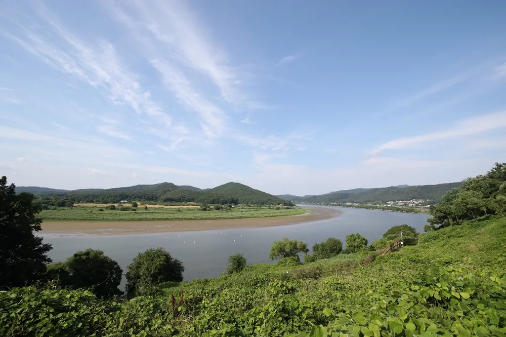 장산리 마을에서 바라본 압도적인 임진강의 풍경 사진.
