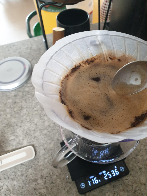 푸어 후 스푼으로 교반 중. 분쇄도가 굵어 일찍 끝남