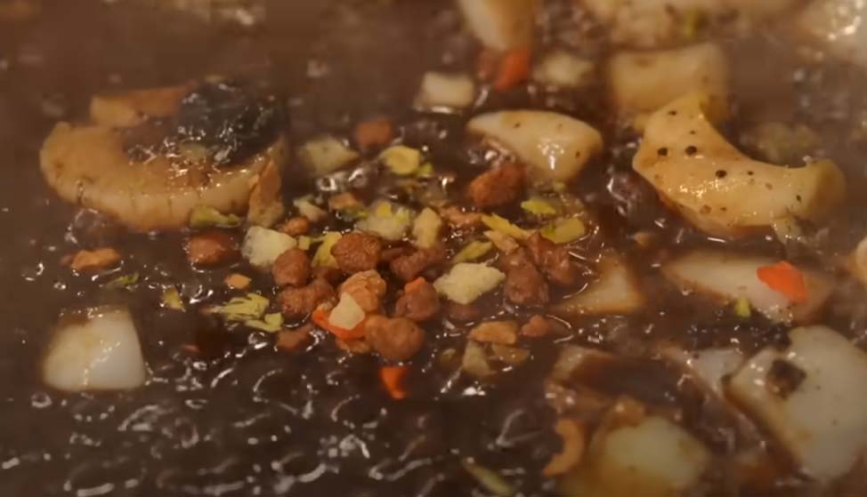 짜파게티 분말스푸를 넣고 볶는 장면