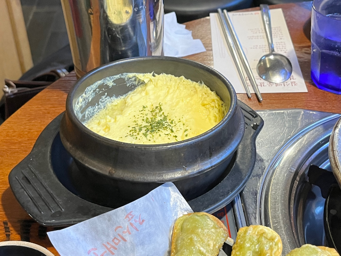 몇입 퍼먹은 계란찜의 모습