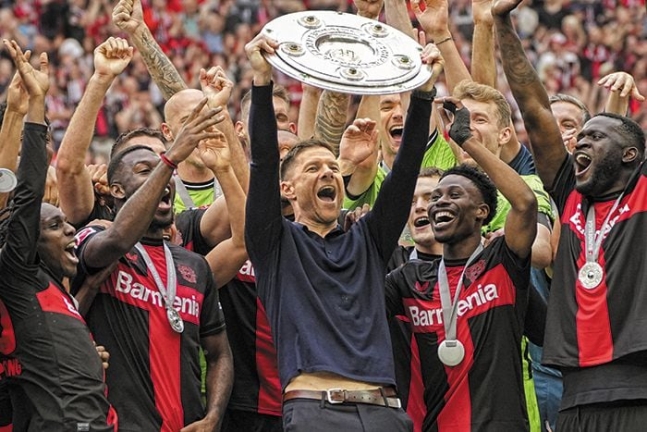 알트태그-우승컵을 들어 올린 알론소 레버쿠젠 감독