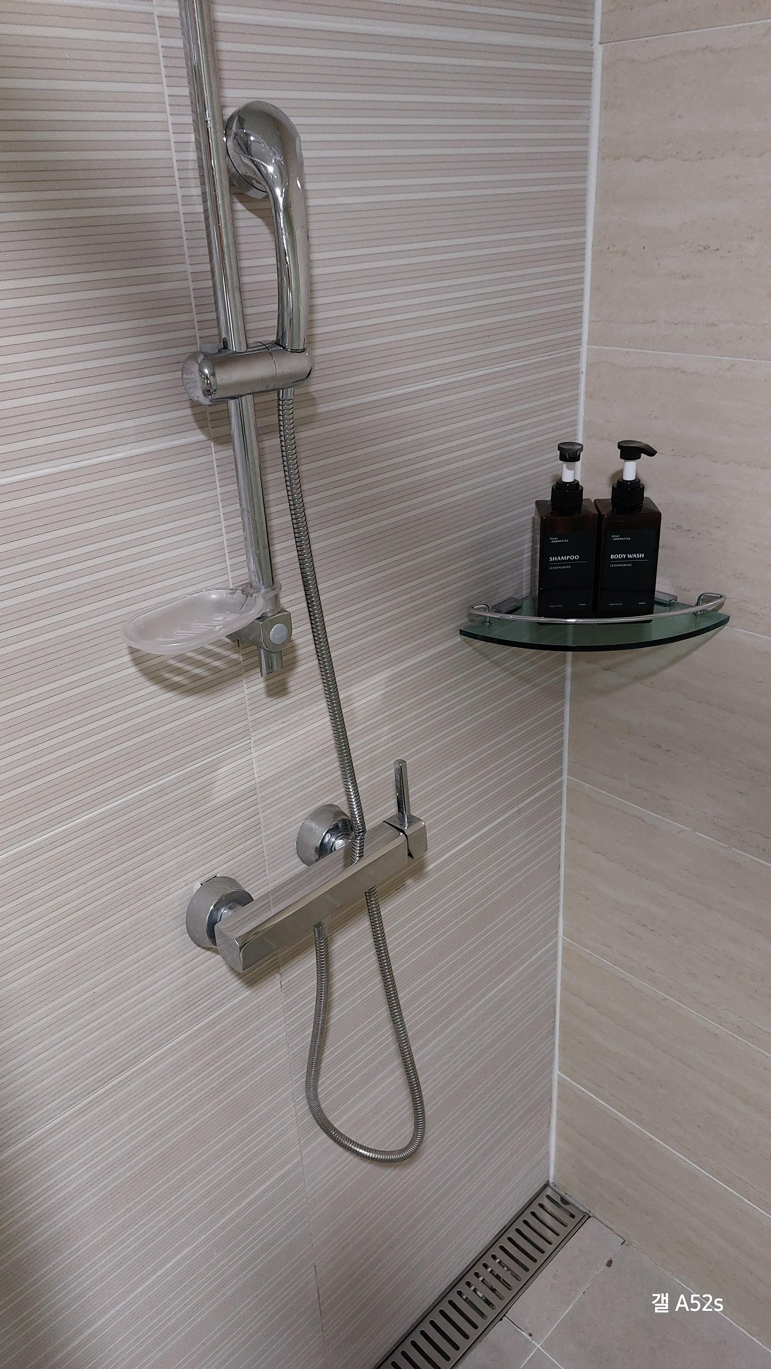 샤워 부스안 샤워기