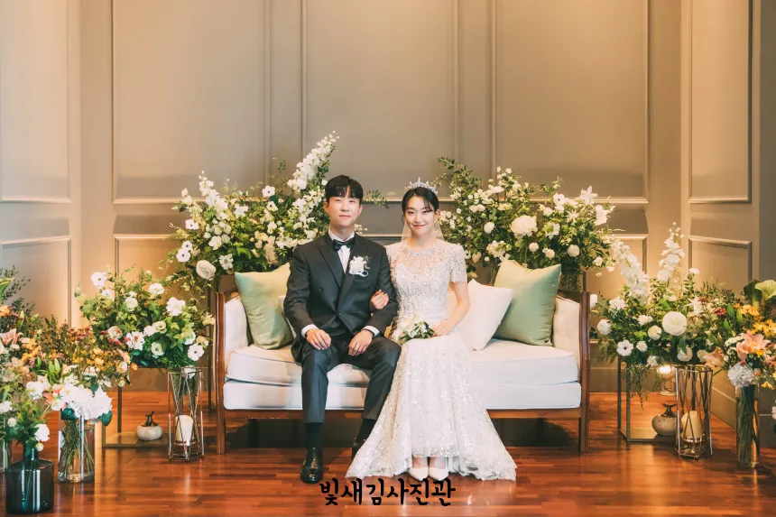 신부대기실 신랑신부 앉아서 전신