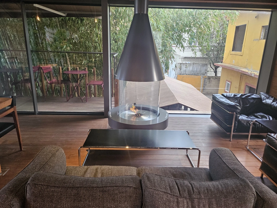 2층내부-벽난로-탁자-편안한쇼파들