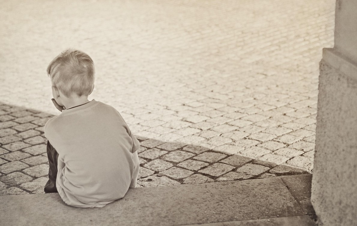 외로운 아이 이미지