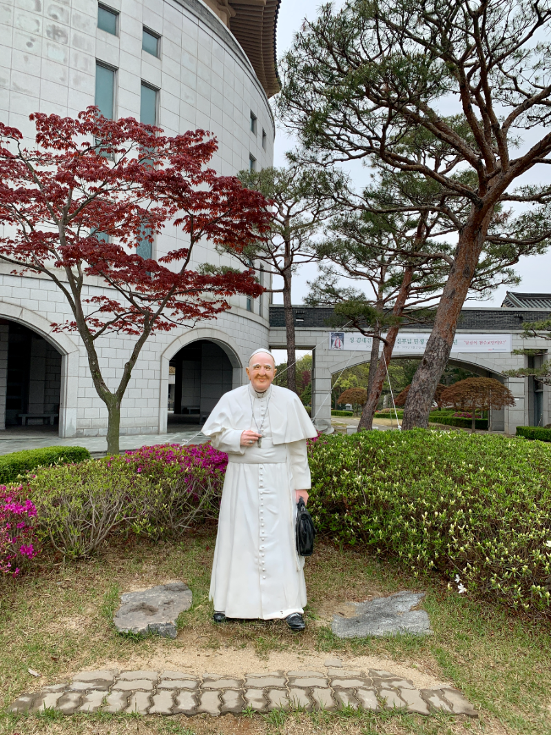 이곳을 방문한 교황이 인자한 모습으로 반겨준다.