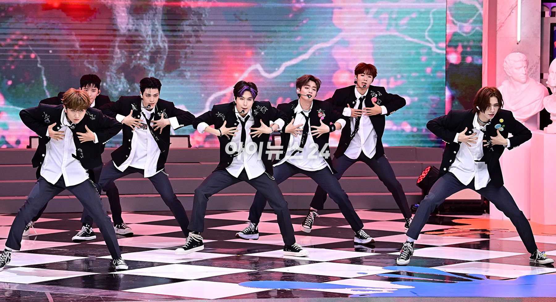 그룹 휘브(WHIB)가 8일 오후 서울 상암동 SBS프리즘타워에서 열린 싱글 1집 'Cut-Out'(컷-아웃)을 발매 기념 쇼케이스에서 무대를 선보이고 있다. [사진=곽영래 기자]