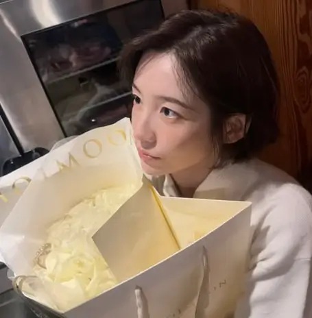 박지현이-꽃을-선물받는-모습