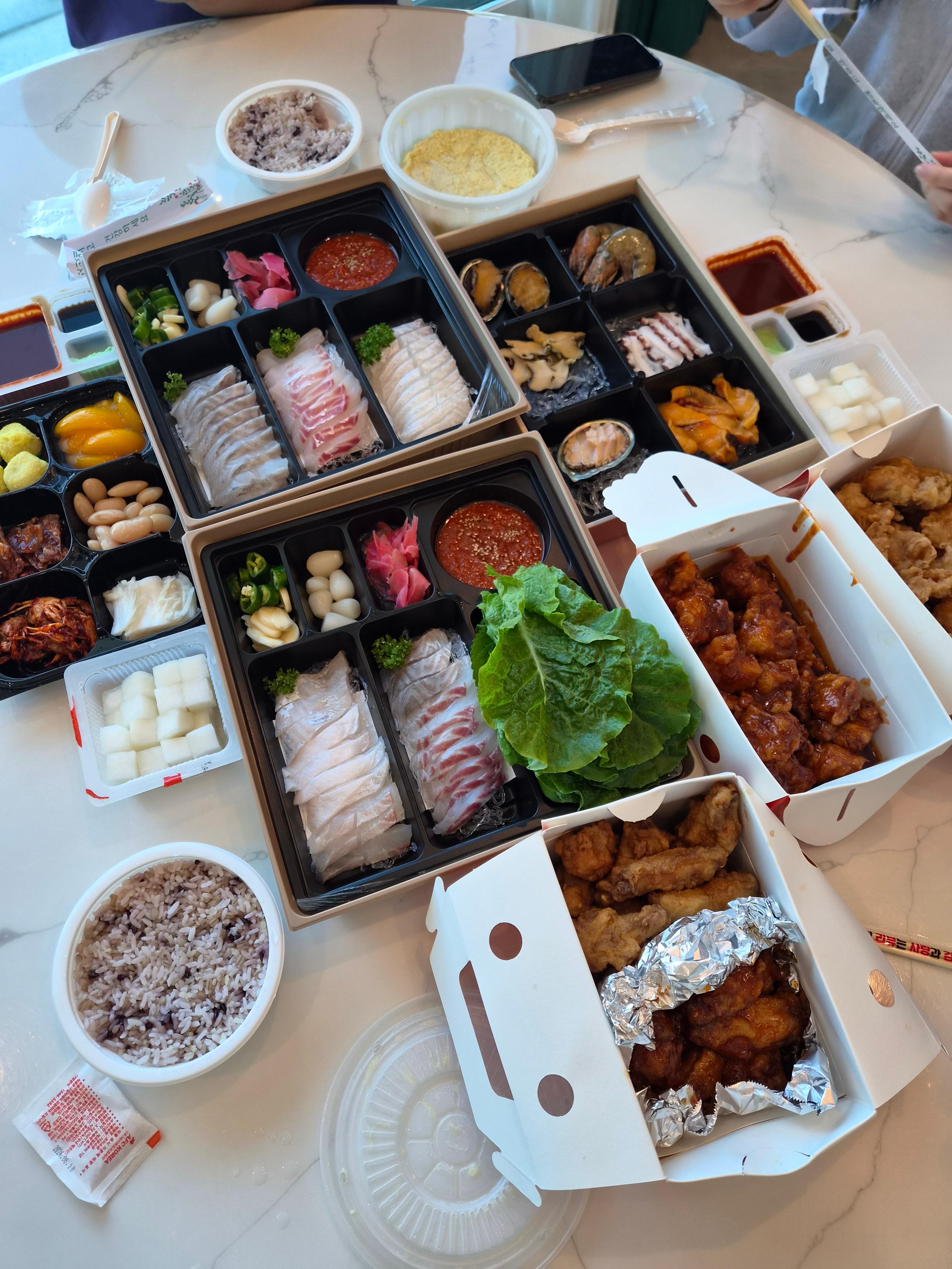 스테이유 풀빌라 식탁위 음식들