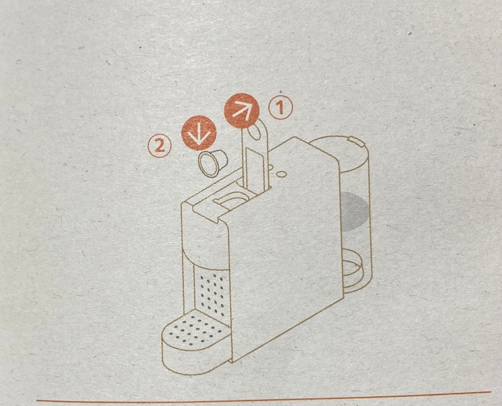 네스프레소 머신에 캡슐 넣기