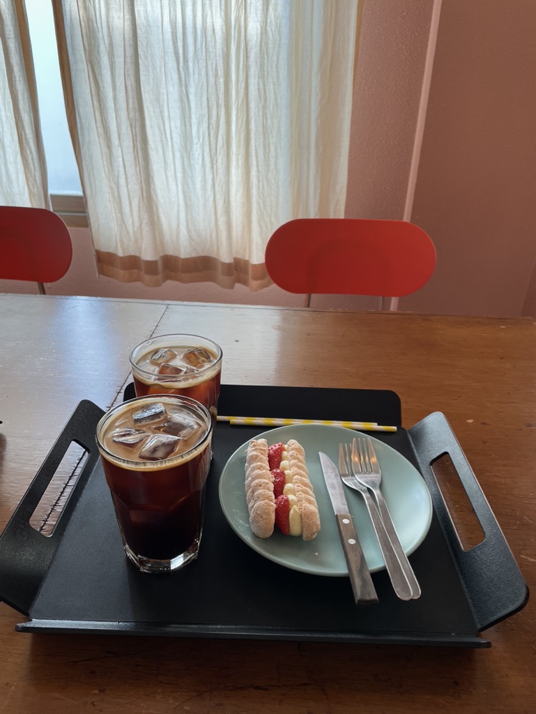 생딸기다쿠아즈와 커피