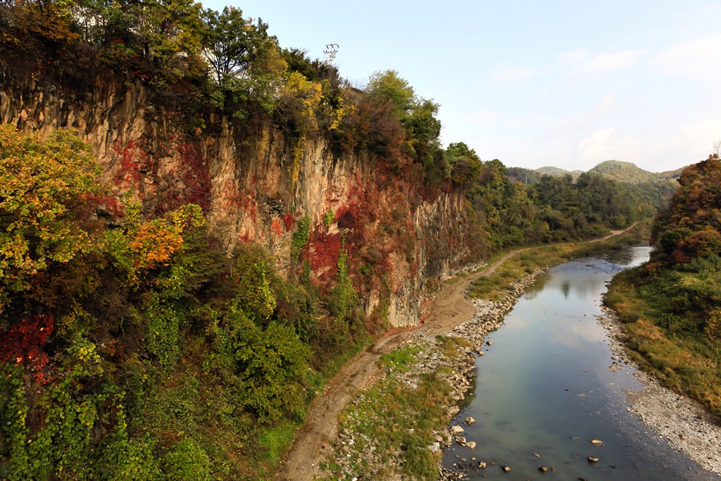 서울근교 갈만한곳 당일치기 여행 - 연천9경 재인폭포&#44; 호로고루&#44; 임진강주상절리&#44; 연천 전곡리유적&#44; 태풍전망대&#44; 전곡선사박물관&#44; 그리팅맨&#44; 숭의전&#44; 차탄천주상절리