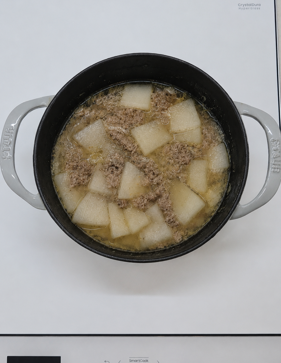 소고기뭇국 끓이는 사진