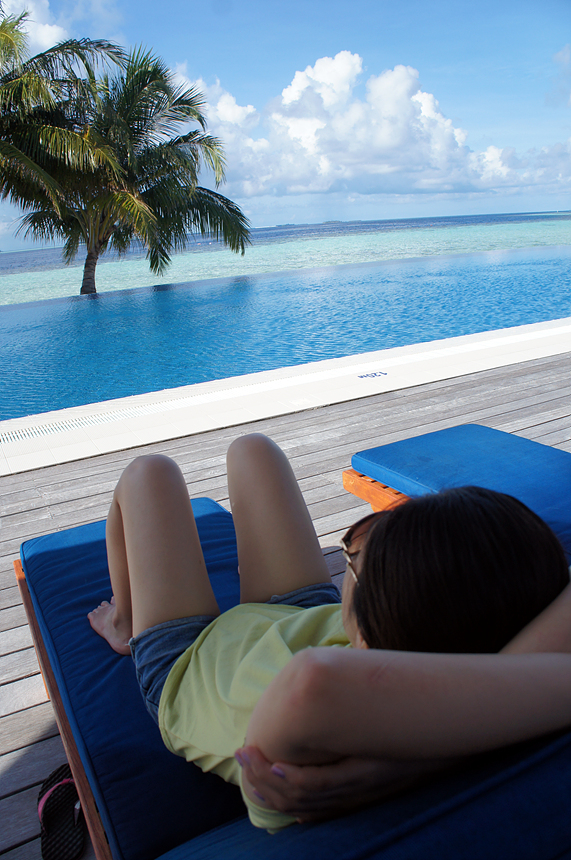 빌라멘두 리조트 수영장과 식사