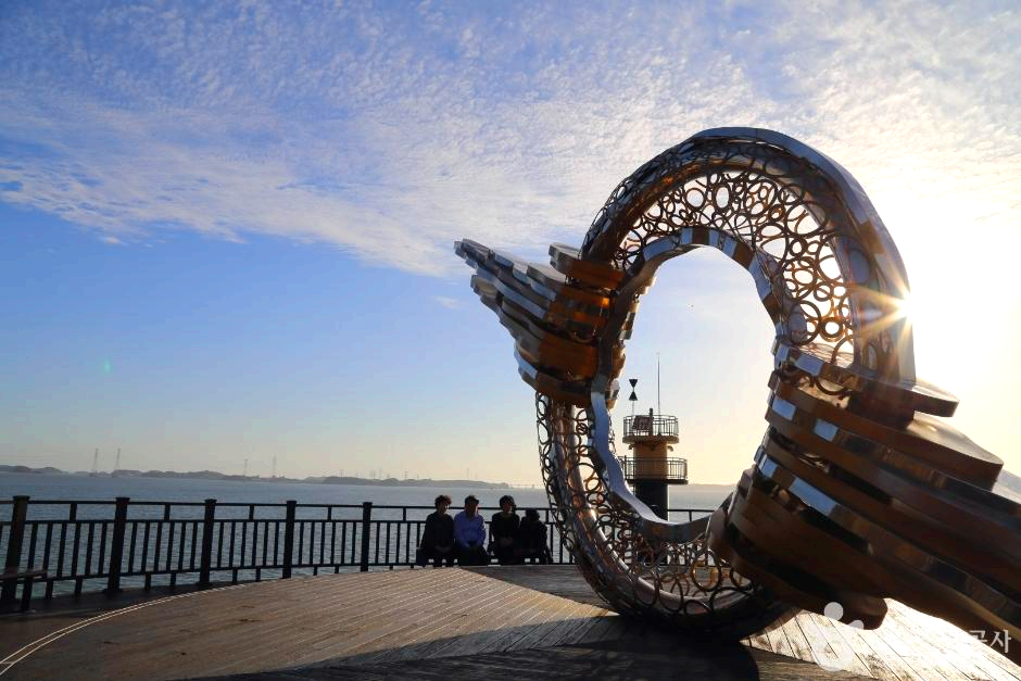 조향물앞에 사람들이 앉아있다