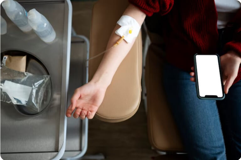 수혈을 하면서 핸드폰을 보고 있는 환자