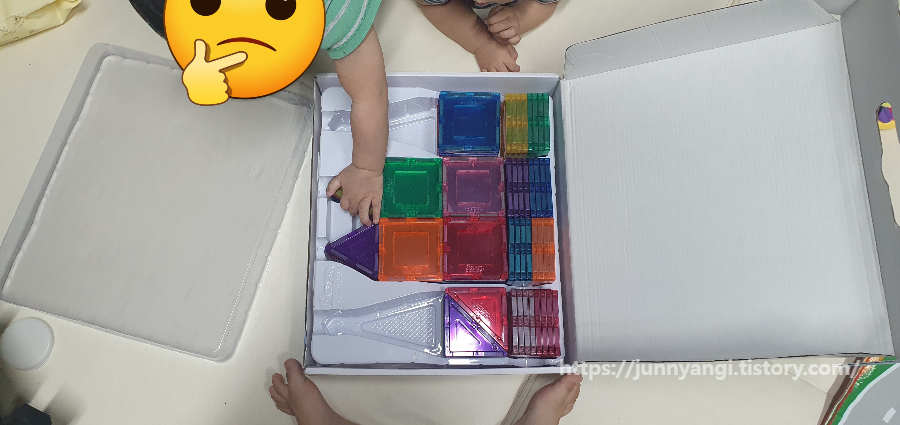 타일에 관심 보이는 쌍둥이들