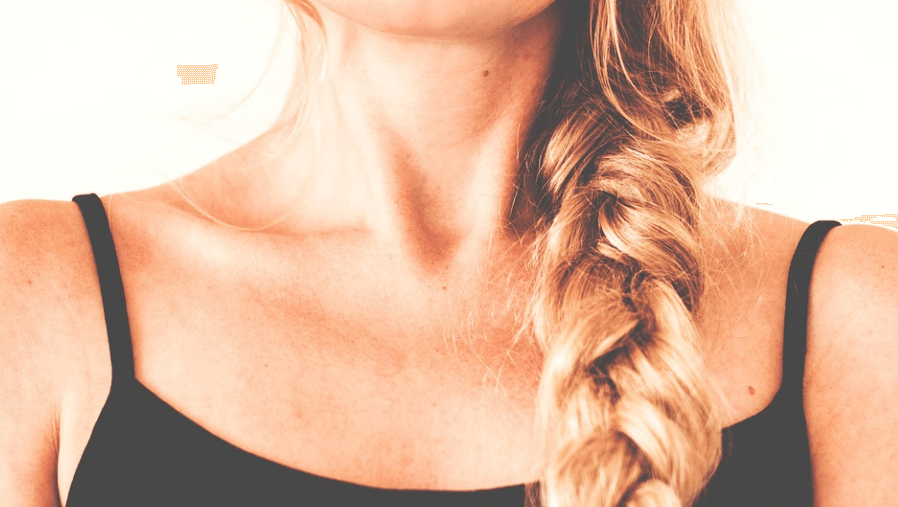 금발 여성이 머리카락을 내리고 목선을 자랑하고 있다