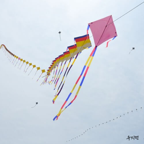 하늘에-떠있는-연