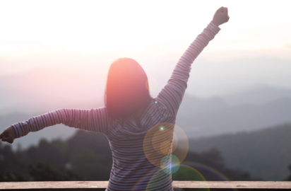 기지개 피는 여성