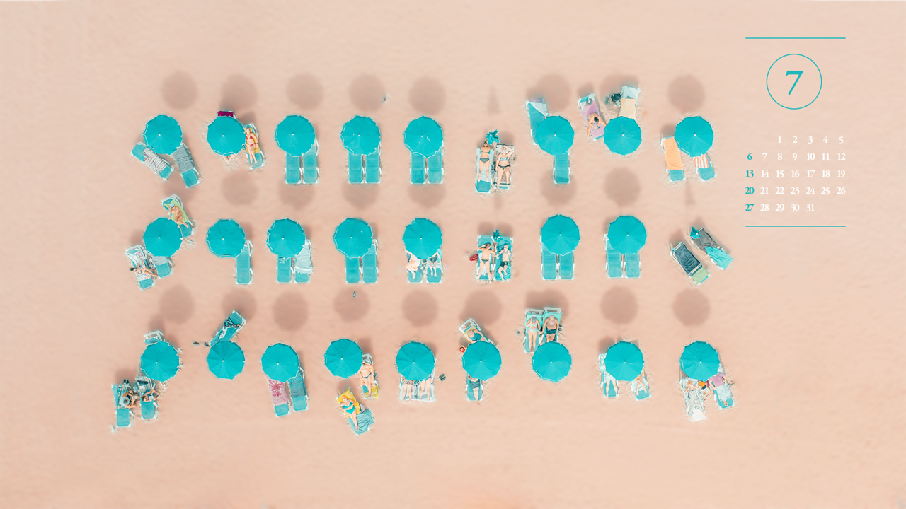 03 해변의 파라솔 A - 2025년7월 노트북배경화면