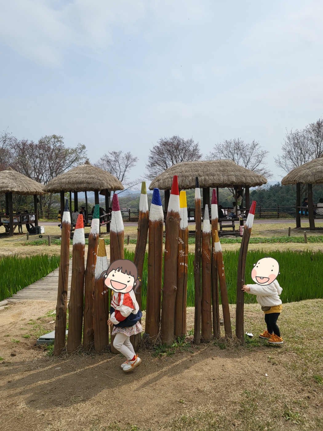 색연필 조형물과 아이들