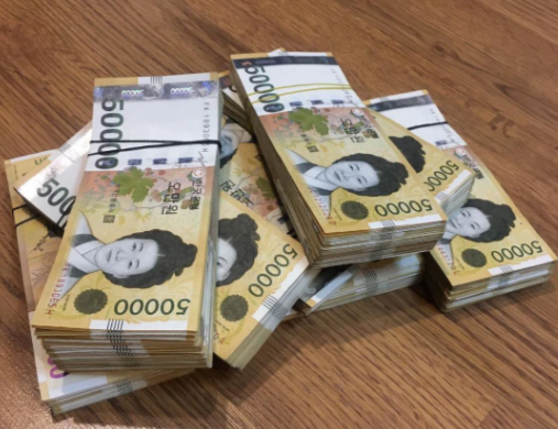 한국오만원권이묶음으로있는사진